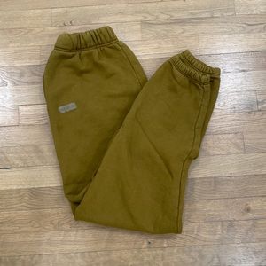 Set Active L sweatpants in olive color